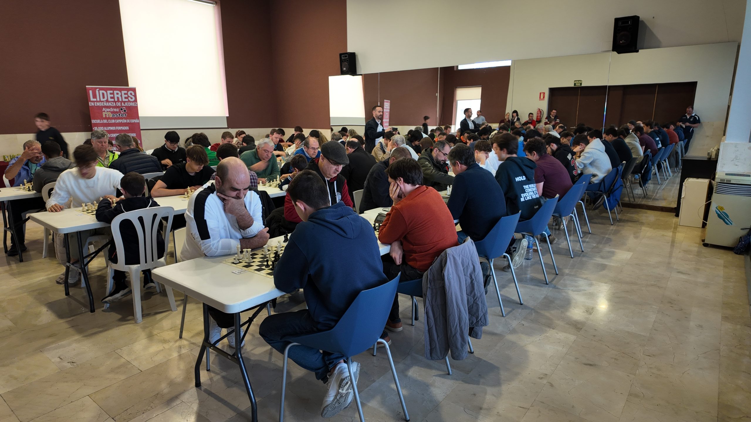 Los jugadores del CAC Beniaján en un torneo FIDE